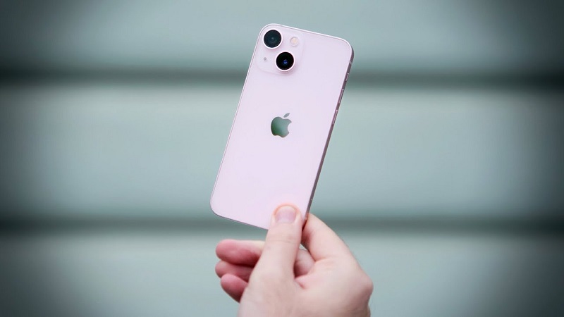 iPhone 13 mini sở hữu cụm camera sau nằm chéo